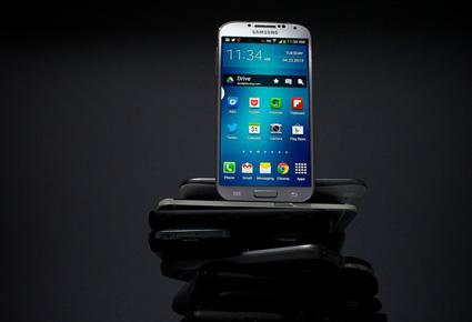 رائد يكشف عن مزايا Galaxy S4 ... فهل يستحقّ الشراء؟